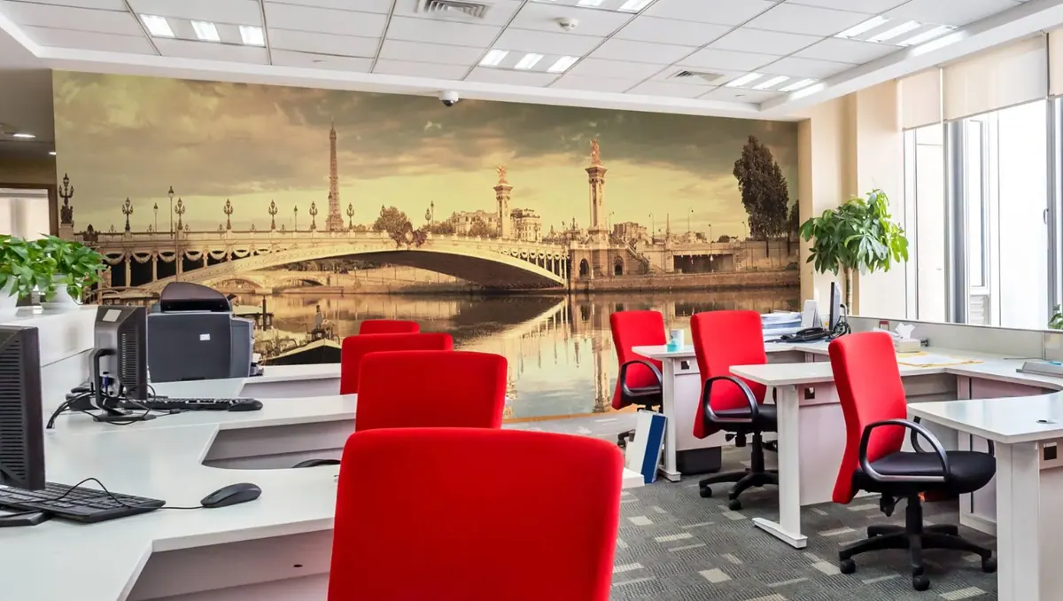 Интерьер офиса с рабочими столами и фотообоями с видом на парижский мост