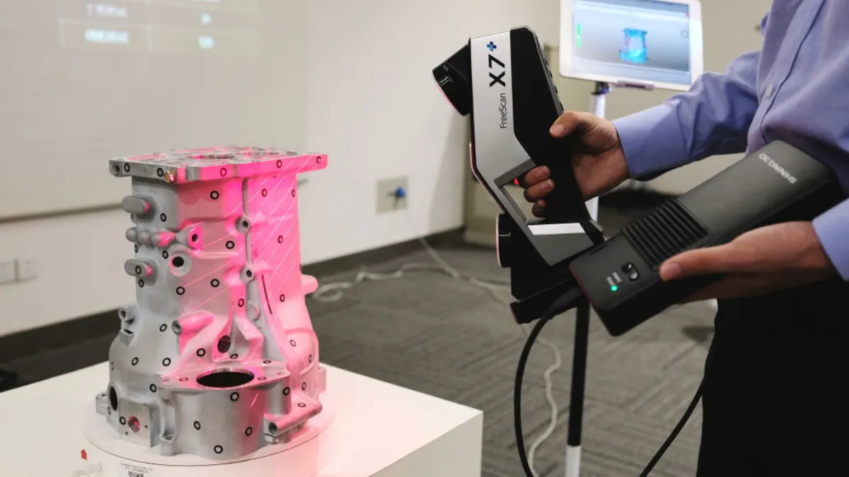 Сканирование металлической детали с наклеенными маркерами ручным 3D-сканером