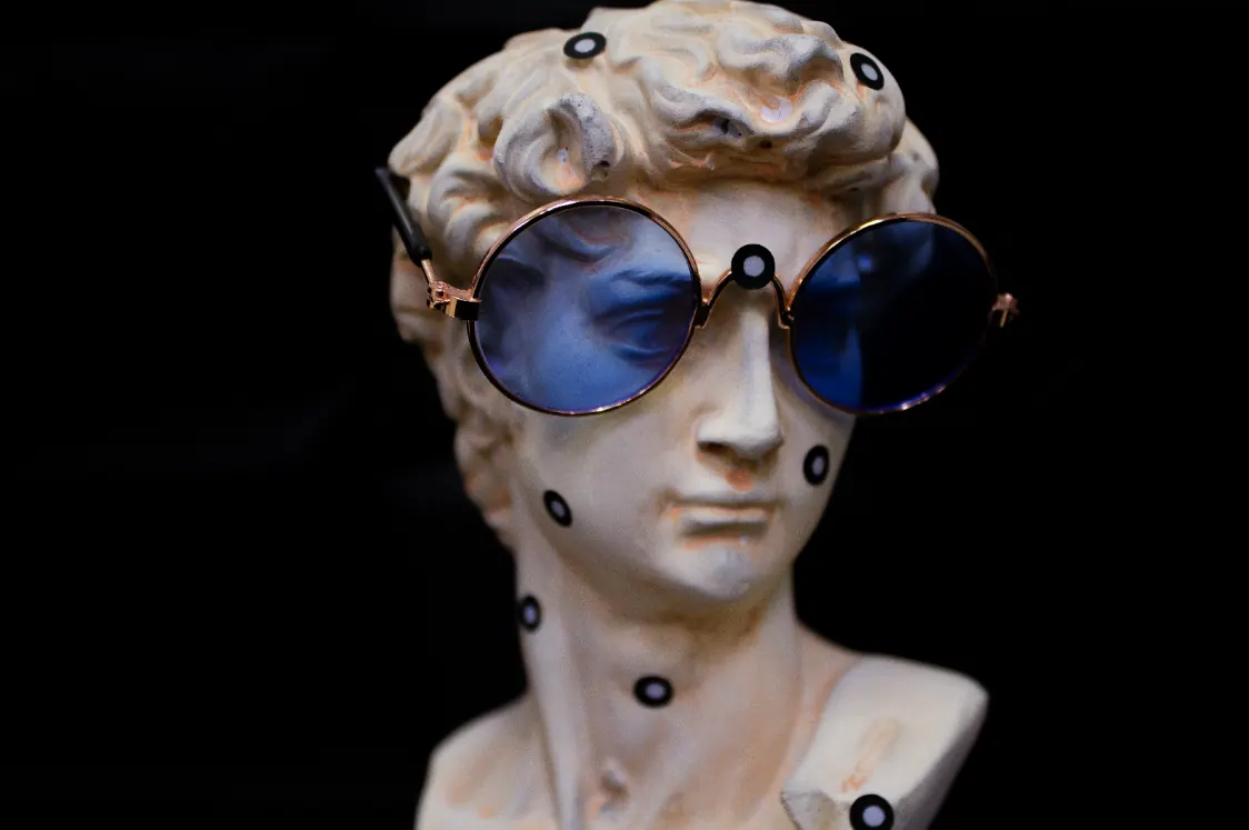 Гипсовый бюст в темных очках с наклеенными маркерами для 3D-сканирования