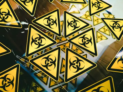 Наклейки «Биологическая опасность» с контурной резкой