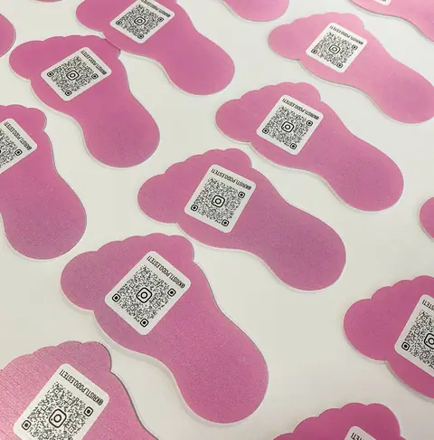 Фигурные наклейки в форме стопы с QR-кодом