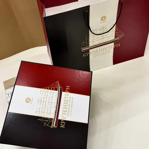 Пакет с верёвочными ручками и кашированная коробка с золотым тиснением