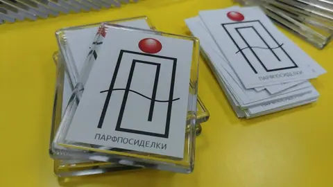 Прямоугольные акриловые магниты с полиграфической вставкой и логотипом заказчика