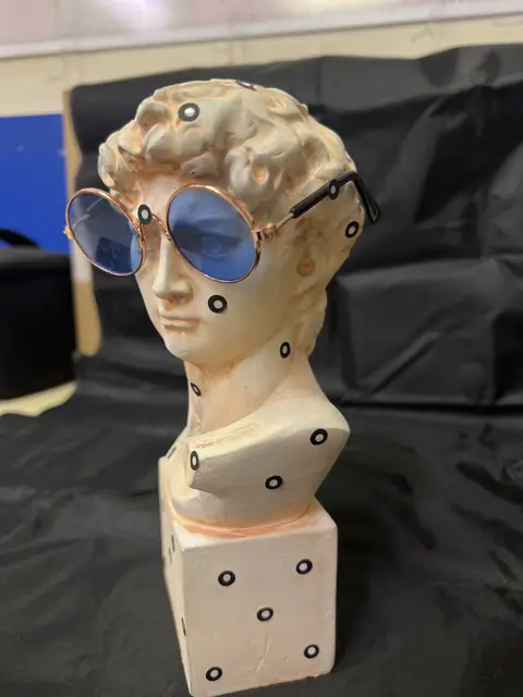 Метки для 3D-сканирования на гипсовом бюсте