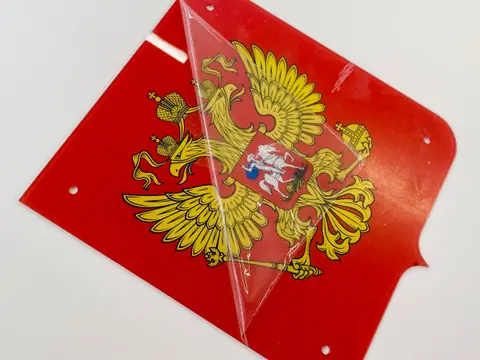 Настенная табличка в форме щита из оргстекла с УФ-печатью герба