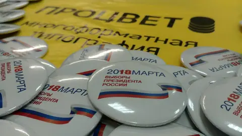 Россыпь круглых закатных значков с глянцевой ламинацией