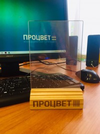 Менюхолдер (тейбл-тент), оргстекло на подставке из дерева с гравировкой, размер А6